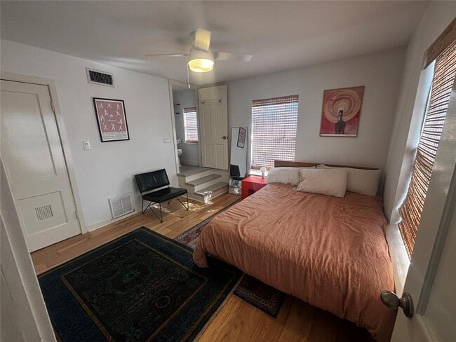 Building Photo - 917 E 39th St