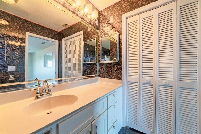 Building Photo - 5521 W Shr Dr