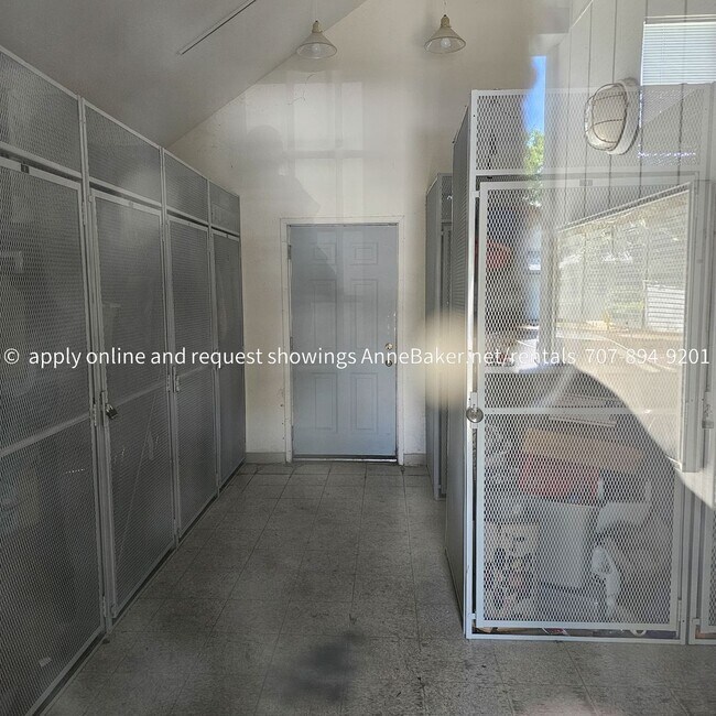 Building Photo - Exquisitely Updated Condo - Must See