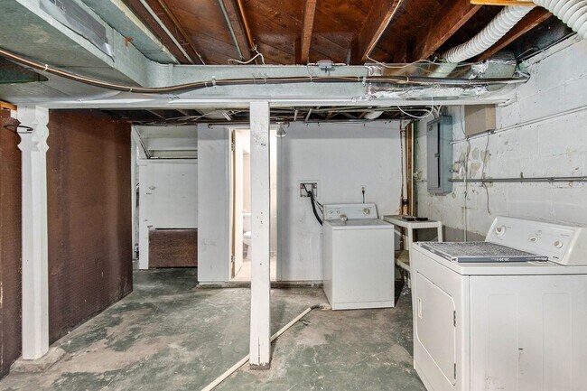 Building Photo - 2 Story 3 Bed 2 Bath, Off Street Parking!