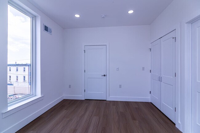 Building Photo - 137 E Cumberland St