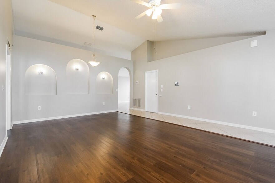 Building Photo - 225 Cranbrook Dr