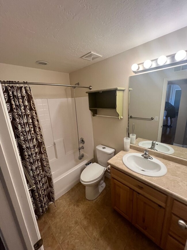 Building Photo - Beautiful Daybreak Condo