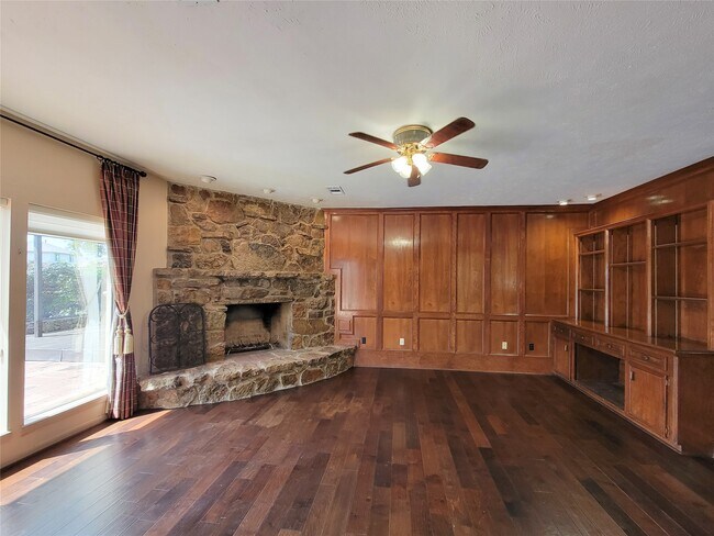 Building Photo - 4717 Country Club View