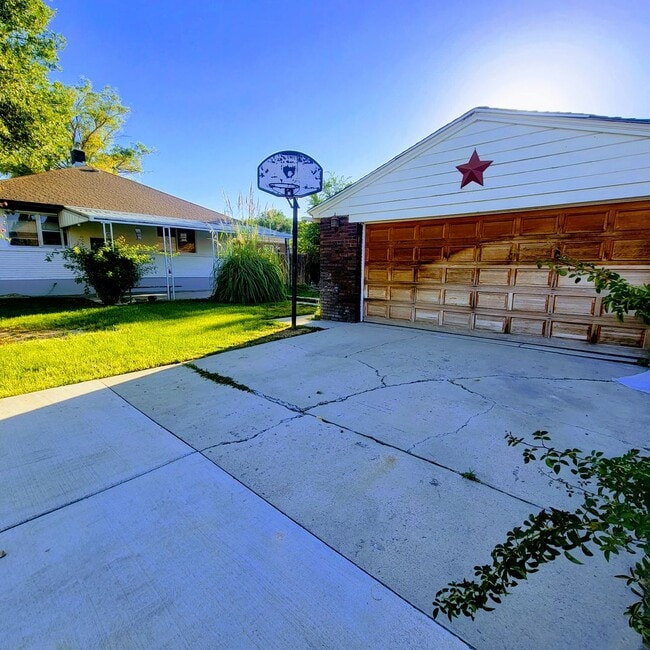 Building Photo - Great Value for Unique Renovated Midvale Home!