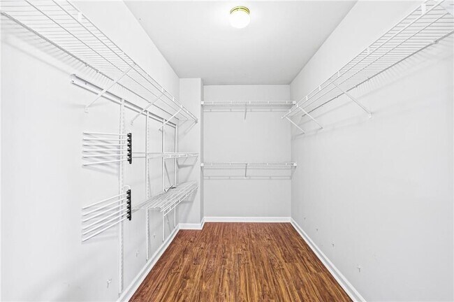 Building Photo - 3010 Lakeside Ct
