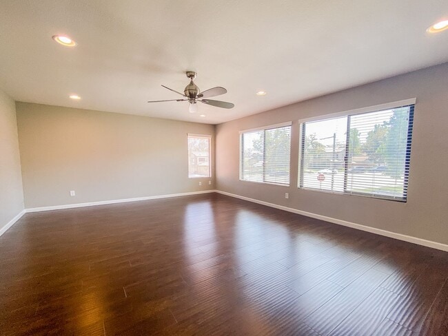 Building Photo - Two-Story 3 Bed, 2.5 Bath with Large Bonus...