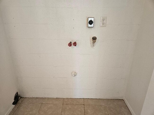 Building Photo - 410 E 9th St