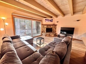 Building Photo - 3 Bedroom in Central Location in Incline! - Dog upon Approval!