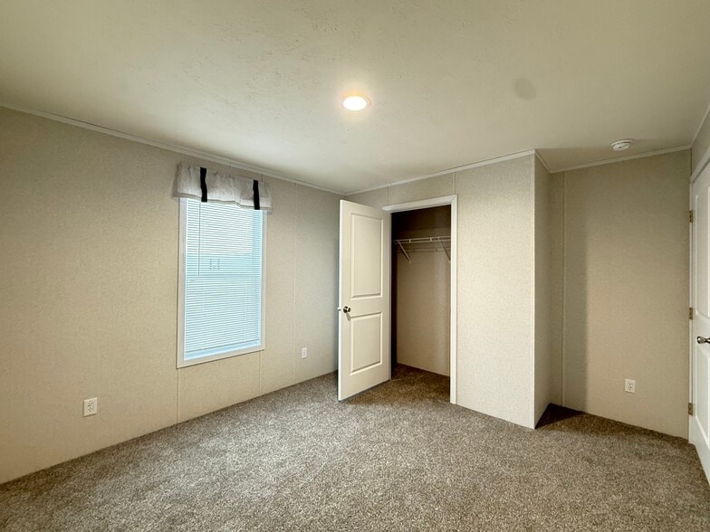 Building Photo - 29909 Flushing Dr