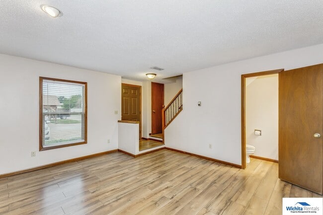 Building Photo - Beautiful town home in south east Wichita!