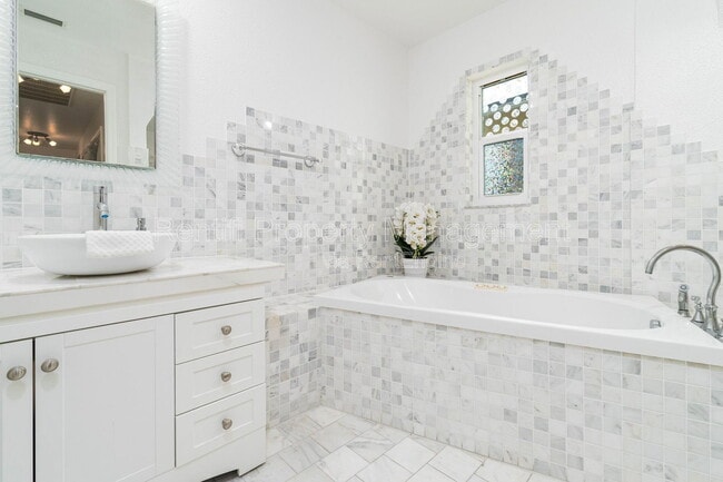 Building Photo - 304 NW 12th Ln