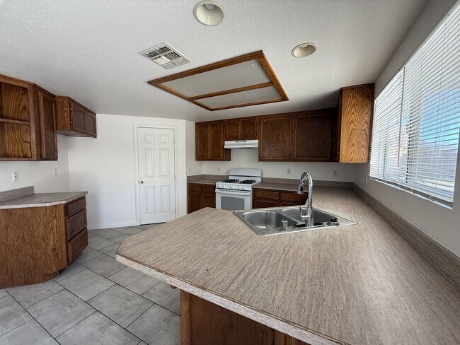 Building Photo - Copper Hills Home-Ready for Movein!