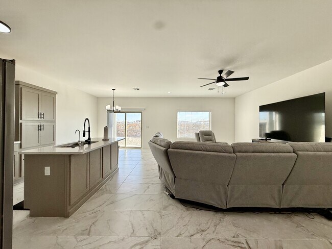 Building Photo - 15052 Destination Ave