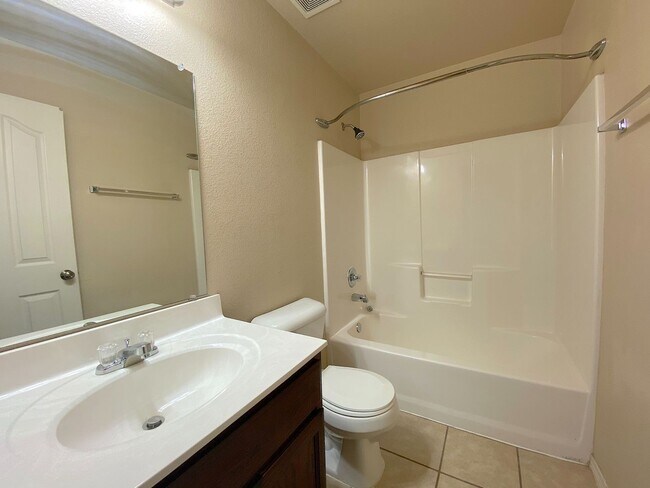 Building Photo - Northeast El Paso 3 Bed Refrig A/C