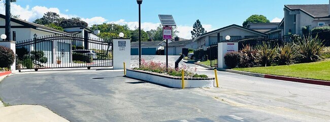 Building Photo - Spacious 2-bedroom, 2-bathroom condo featu...