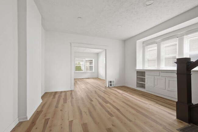 Building Photo - 822 N Bradley Ave