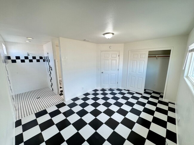 Building Photo - 647 Newport Ave