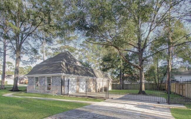 Building Photo - 556 Brandon Rd