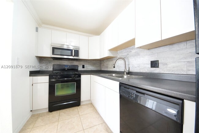 Building Photo - 6900 N Kendall Dr
