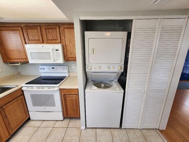 Building Photo - Reduced beachside bungalow!!