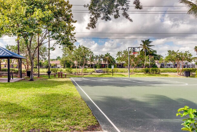 Building Photo - 2757 S Evergreen Cir