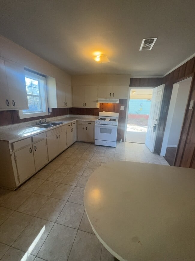 Building Photo - 905 Raymond Rd