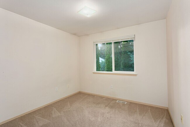 Building Photo - Spacious 3 Bed, 2 Bath Home with Garage & Large Yard in Puyallup!
