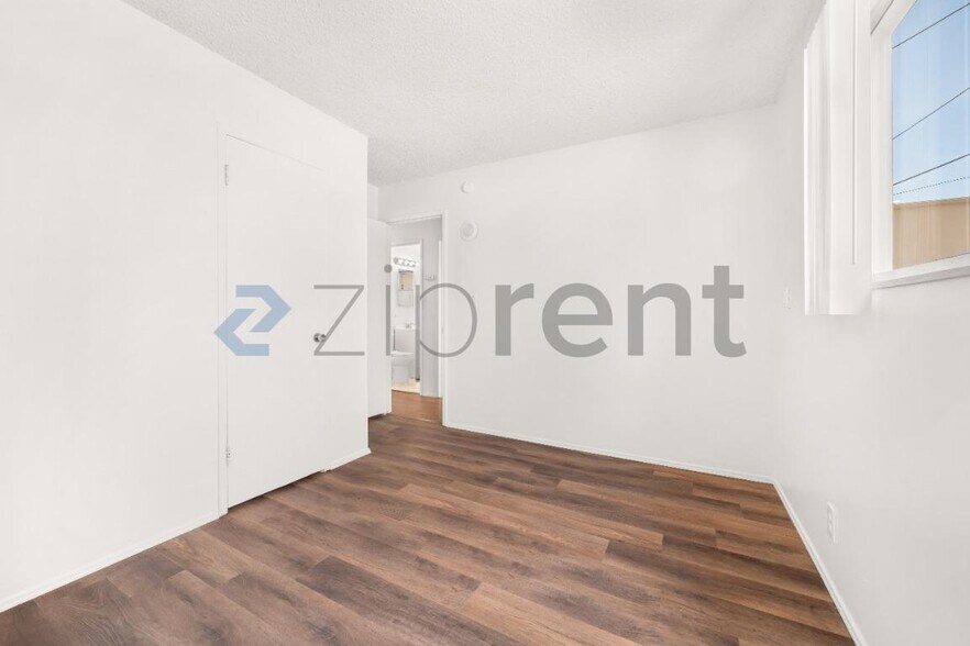 Building Photo - Unit