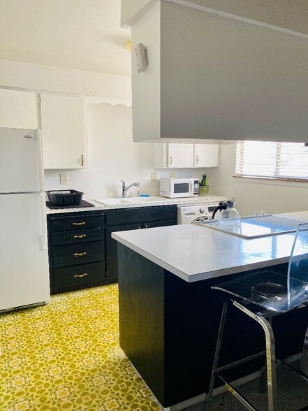 kitchen 1 - 626 S Beeman St