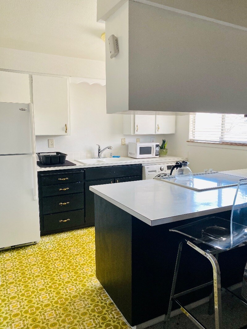 kitchen 1 - 626 S Beeman St