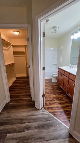 Building Photo - 113 Beechleaf Ct