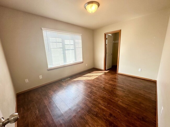 Building Photo - Spacious 3 Bedroom 2 Bathroom Home Now Available