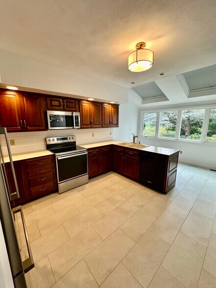 Building Photo - 4480 Post Rd