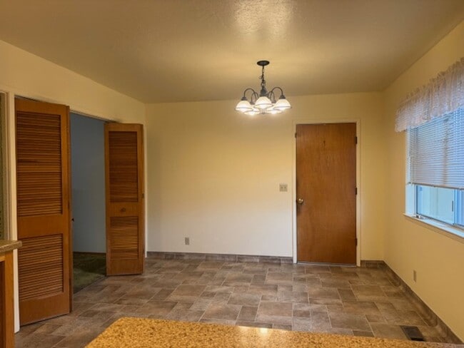 Building Photo - Well located, 4/2, Redwood views
