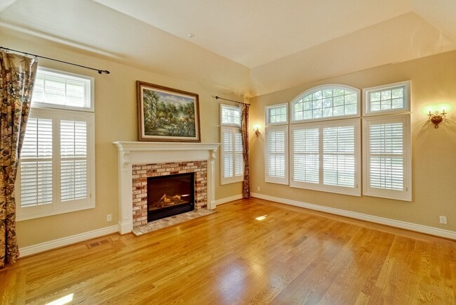 Building Photo - Stunning two-story spacious home on tranquil tree-lined street.