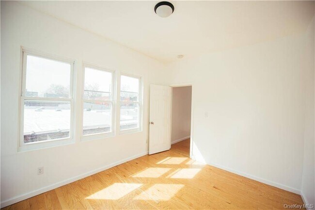 Building Photo - 1443 Beach Ave