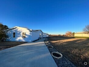 Building Photo - Country living close to town on 1 acre!