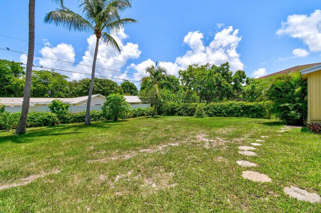 Building Photo - 824 Prosperity Farms Rd