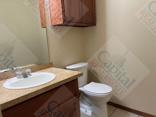 Building Photo - Spacious Duplex in Harrah