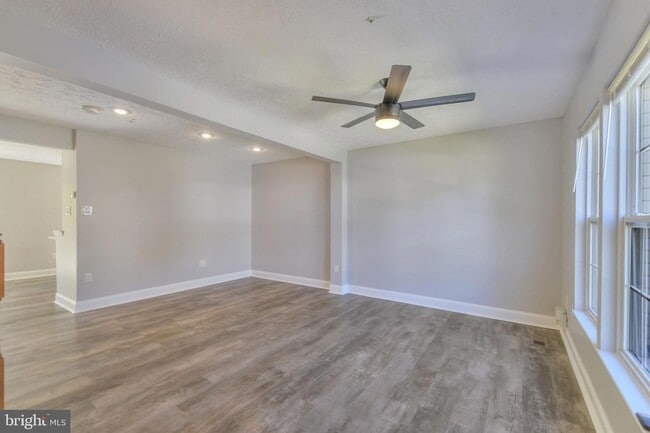 Building Photo - 27 Cutter Cove Ct