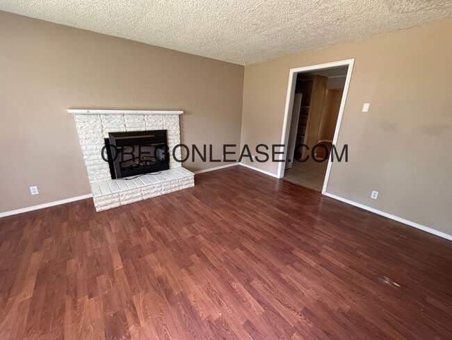 Building Photo - Large 5 bedroom North Eugene Home with lar...
