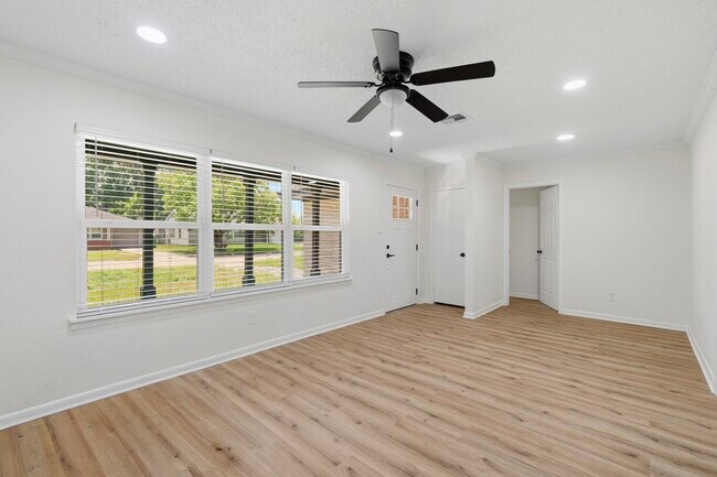 Building Photo - 913 Meadowlane St