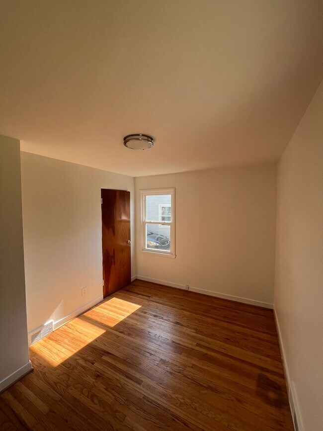 Building Photo - 3 Bed Single Family Home Available - Close to Rochester General