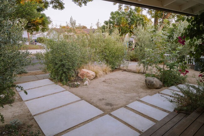 Building Photo - 3 Bedrooms + 2 Bathrooms | Midtown Ventura | Furnished or Unfurnished