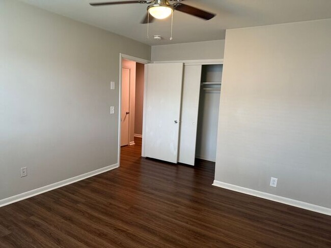 Building Photo - Remodeled 1 Bedroom Apartment!!! Walk to t...