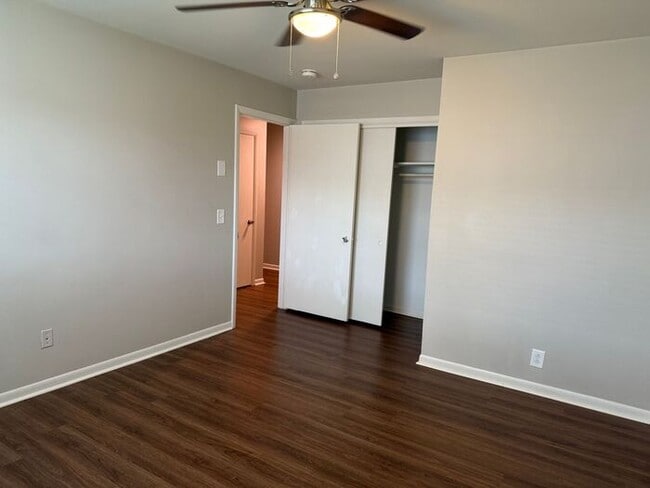 Building Photo - Remodeled 1 Bedroom Apartment!!! Walk to the Square or Steps from Sumner Regional Hospital