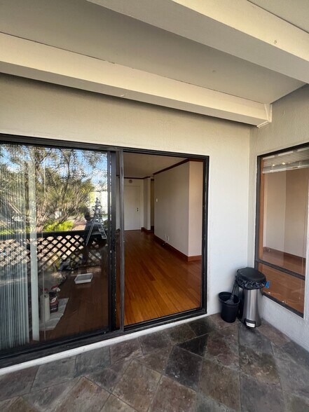 Building Photo - 2 Commodore Dr