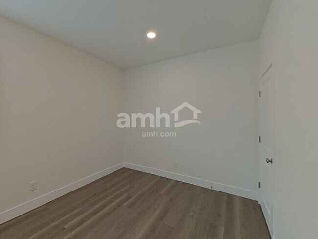 Building Photo - 889 English Primrose St