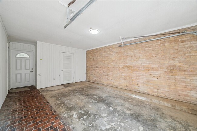 Building Photo - 2223 Par Ln